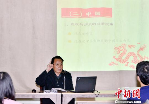 华文教育名师巡讲团就中华文化、幼儿汉语教学和小学汉语教学法进行专题讲解。 龙剑武 摄 华文教育名师巡讲团就中华文化、幼儿汉语教学和小学汉语教学法进行专题讲解。 龙剑武 摄