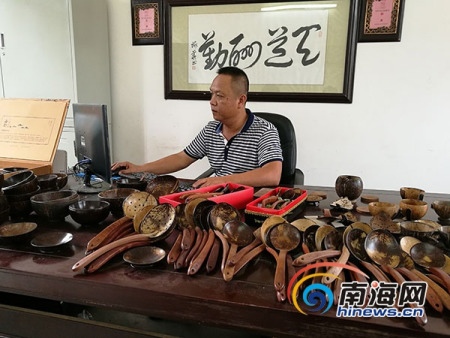 符冬波在查看订单情况。南海网记者高鹏摄 符冬波在查看订单情况。南海网记者高鹏摄