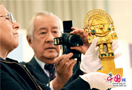 2006年4月6日，北京中国国家博物馆，《失落的经典——印加人及祖先珍宝展》准备开展，一批秘鲁古文明文物珍宝在北京开箱亮相，工作人员在展示印加文明文物珍宝《金杜米》。