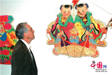 2006年10月25日，在秘鲁首都利马的国家博物馆，一位秘鲁男子观看来自中国潍坊的精品风筝。中国潍坊风筝艺术展当天在利马开幕，以庆祝中秘建交35周年。形态各异、制作精美的中国风筝引起了秘鲁人的极大兴趣。