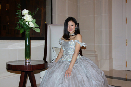 袁九儿是三胞集团董事长袁亚非的女儿，她身着自己选择的中国高级定制设计师郭培的礼服亮相。（法国《欧洲时报》/张新 摄）