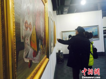 28日上午，“2016中俄美术交流展”在黑龙江省政协展览馆开幕。图为展会现场。　王栋梁 摄