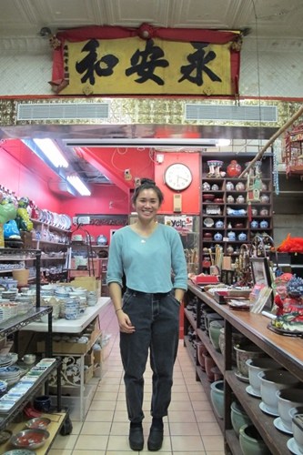 林美虹接手“永安和”,将这间百年老店打造成公共空间吸引更多新老顾客。(美国《世界周刊》/金春香 摄) 林美虹接手“永安和”,将这间百年老店打造成公共空间吸引更多新老顾客。(美国《世界周刊》/金春香 摄)