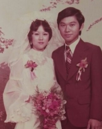李凤英只保留一张儿子陈少进与媳妇的结婚照片,可是已忘记自己是如何取得这张相片。(马来西亚《星洲日报》) 李凤英只保留一张儿子陈少进与媳妇的结婚照片,可是已忘记自己是如何取得这张相片。(马来西亚《星洲日报》)