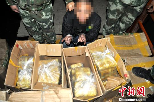 公安边防官兵货车内查获毒品 钟欣 摄 公安边防官兵货车内查获毒品 钟欣 摄