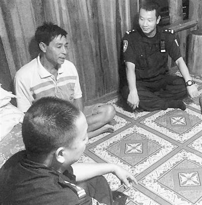 记者随执法人员走访老挝籍民船。本报记者 魏哲哲摄 记者随执法人员走访老挝籍民船。本报记者 魏哲哲摄