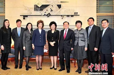 中国国务院侨办主任裘援平在北京会见赵小兰和家人一行