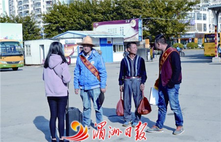 图为市公交东站的志愿者为南来北往的乘客提供咨询等服务。