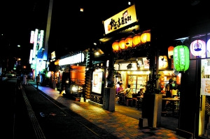 氛围放松的屋台料理。 氛围放松的屋台料理。