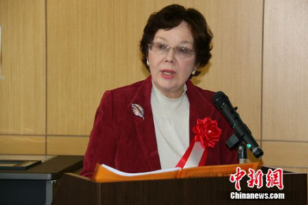 图为阿南史代女士应邀作精彩的讲演。 图为阿南史代女士应邀作精彩的讲演。