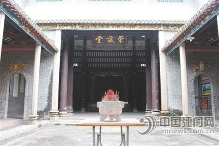 古祠内部很宽敞,中座挂有“崇让堂”的牌匾。 古祠内部很宽敞,中座挂有“崇让堂”的牌匾。
