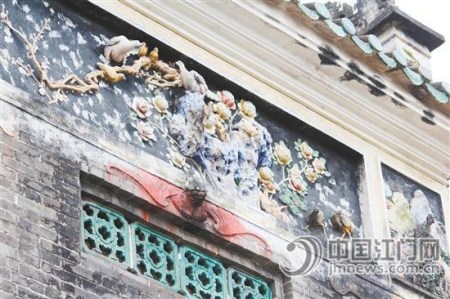 雕刻的花卉、壁画虽因年代久远而显得有些陈旧,但正因为这些岁月痕迹,更显韵味。 雕刻的花卉、壁画虽因年代久远而显得有些陈旧,但正因为这些岁月痕迹,更显韵味。