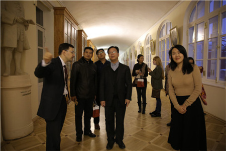 中国“一带一路”媒体采访团在圣彼得堡国立大学参观。(图片来源:央视网 张土昌) 中国“一带一路”媒体采访团在圣彼得堡国立大学参观。(图片来源:央视网 张土昌)