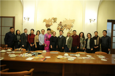 中国”一带一路”媒体采访团在圣彼得堡国立大学采访。(图片来源 ：央视网 张土昌)