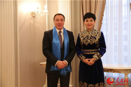 斯诺普科夫与采访团蒙古族成员 斯诺普科夫与采访团蒙古族成员