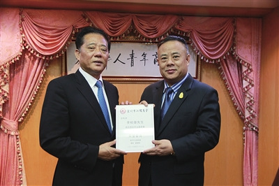 侨商智库理事长郑汉明（左）与泰国华人青年商会会长李桂雄合影。