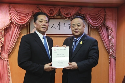侨商智库理事长郑汉明(左)与泰国华人青年商会会长李桂雄合影。 侨商智库理事长郑汉明(左)与泰国华人青年商会会长李桂雄合影。
