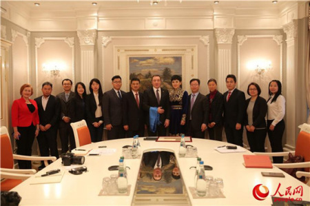 斯诺普科夫与采访团成员 斯诺普科夫与采访团成员