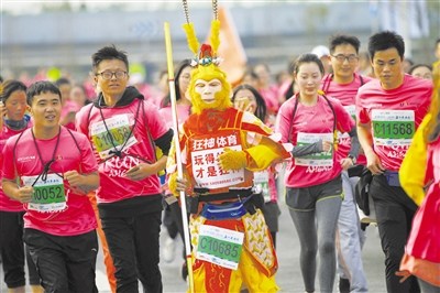 大圣归来 孙悟空手持“金箍棒”与马拉松参赛者们并肩奔跑。