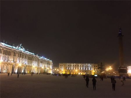 几名中国游客在雪中游览圣彼得堡东宫广场。(中国日报网 王召坤 摄)