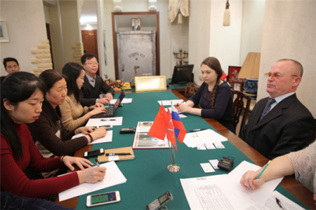 圣彼得堡市政府外交事务委员会会长顾问弗拉季米尔(右一)在接受中国“一带一路”媒体采访团的采访。 (图片来源 央视网 张土昌) 圣彼得堡市政府外交事务委员会会长顾问弗拉季米尔(右一)在接受中国“一带一路”媒体采访团的采访。 (图片来源 央视网 张土昌)
