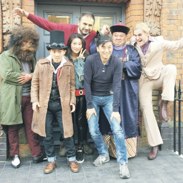 图片为孙越与英国演员及导演毕国书在《僵尸先生漂流记》片场。(《欧洲时报英国版》/受访者供图) 图片为孙越与英国演员及导演毕国书在《僵尸先生漂流记》片场。(《欧洲时报英国版》/受访者供图)