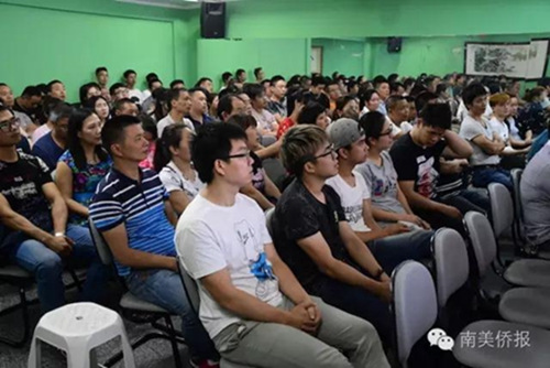 发放爱心款现场 发放爱心款现场