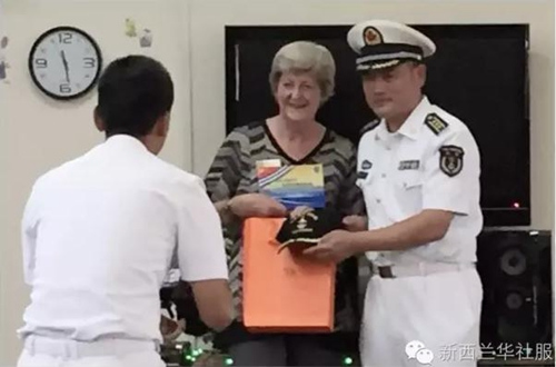 演出结束后，中国海军赠送慰问品及合影留念。