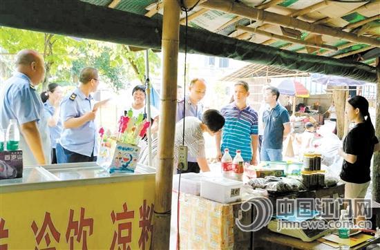 开平市工商部门赴景区开展消费检查行动。 伍安平 摄 开平市工商部门赴景区开展消费检查行动。 伍安平 摄