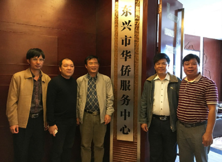 图为自治区侨联副主席林振龙（左三）一行到东兴市华侨服务中心调研。