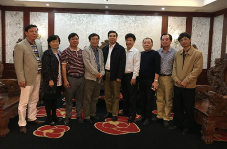 图为自治区侨联副主席林振龙（左四）一行到华商企业调研。