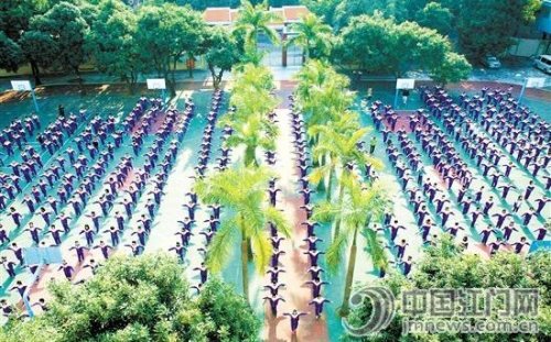 学生的大课间活动。黄汉明 摄