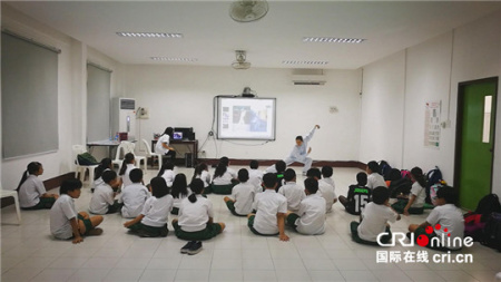 来自上海中医药大学附属曙光医院志愿者王丽莉受邀作为助教嘉宾，教孩子们学习中国武术