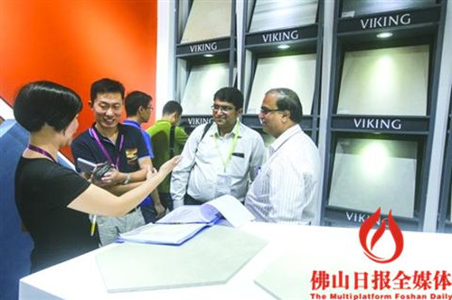 陶博会会场之一的中国陶瓷城A馆,外国采购商正在与展馆负责人商谈合作。(资料图片)/佛山日报记者王伟楠摄 陶博会会场之一的中国陶瓷城A馆,外国采购商正在与展馆负责人商谈合作。(资料图片)/佛山日报记者王伟楠摄