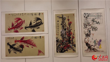 泰国民众在欣赏中国艺术家的绘画作品。 杨讴 摄