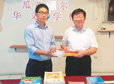 图为陈吓弟（左）在他的华文学校。