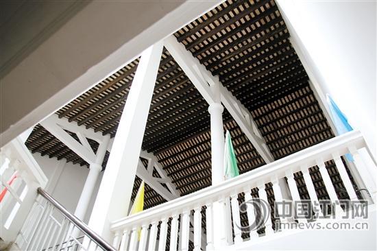 后座有两层,屋顶是惟一一处沿用古老祠堂建造风格之处。 后座有两层,屋顶是惟一一处沿用古老祠堂建造风格之处。