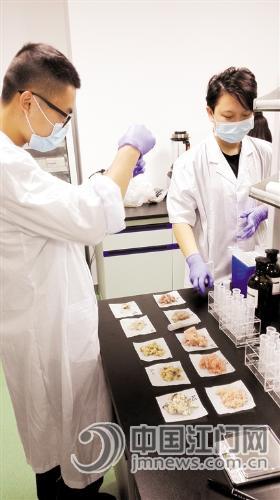 县级食品药品监管所快筛快检分中心开展水产品快速检测。 县级食品药品监管所快筛快检分中心开展水产品快速检测。