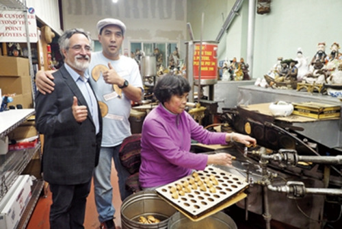“金门饼食”签语饼闻名国际。 (美国《世界日报》/关文杰 摄) “金门饼食”签语饼闻名国际。 (美国《世界日报》/关文杰 摄)