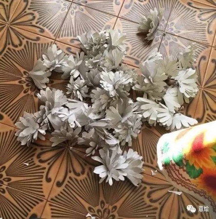 众多侨胞正为明日即将举办的祭奠活动紧张筹备着。(《欧洲时报意大利版》公众号/读者供图)