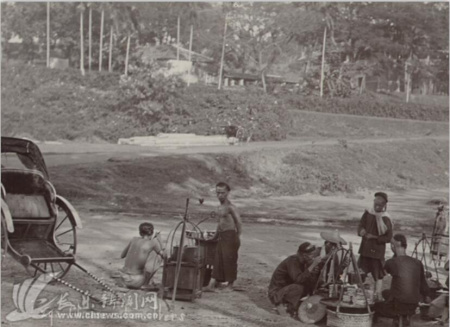 中国在新加坡的卖饼干甜点小贩,摄于1900年 中国在新加坡的卖饼干甜点小贩,摄于1900年