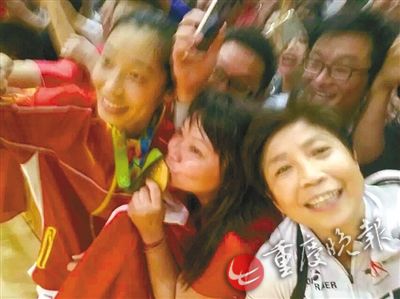 庆祝女排夺冠 (受访者供图) 庆祝女排夺冠 (受访者供图)
