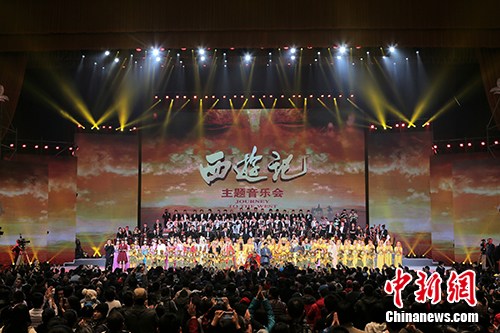 音乐会结束后,现场观众拥到台下,迟迟未离开。受访者供图 音乐会结束后,现场观众拥到台下,迟迟未离开。受访者供图