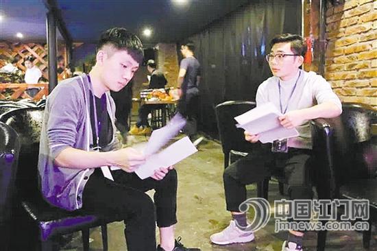 演出前周俊全(右)和陈博宇(左)对剧本作最后确认。 演出前周俊全(右)和陈博宇(左)对剧本作最后确认。