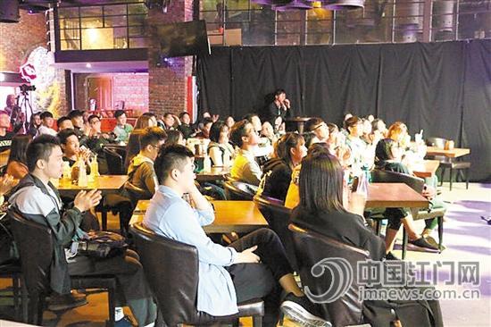 演出现场座无虚席。 演出现场座无虚席。