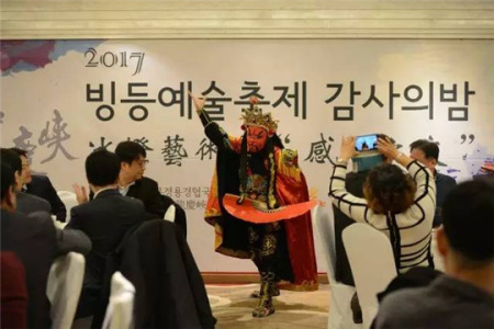 精心准备的中国传统演出、感恩抽奖环节将活动气氛推向高潮 精心准备的中国传统演出、感恩抽奖环节将活动气氛推向高潮