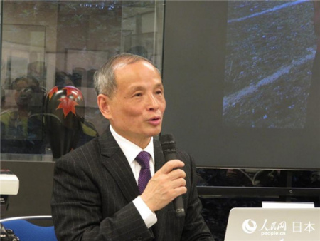 旅日华人摄影家冯学敏在讲座上介绍摄影感想