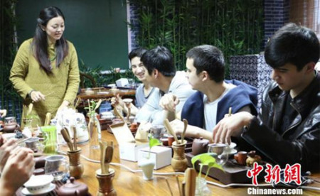 茶艺老师教学生们茶艺。 耿丹丹 摄 茶艺老师教学生们茶艺。 耿丹丹 摄