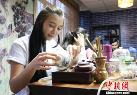 来自乌兹别克斯坦的玛夫杜娜在茶艺课上练习。 耿丹丹 摄 来自乌兹别克斯坦的玛夫杜娜在茶艺课上练习。 耿丹丹 摄
