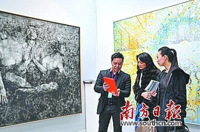 方孝信(左)在大皇宫美术馆介绍艺术家作品。